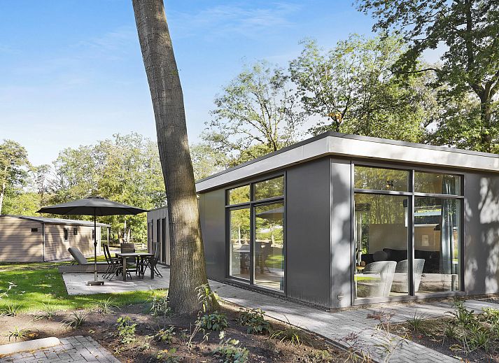 Stijlvolle tafelopstelling in De Vlinderhoeve, vakantiehuis in Kring van Dorth, met uitzicht op de tuin, Achterhoek.