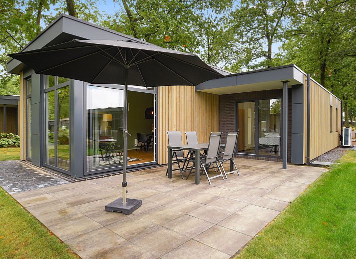 De Vlinderhoeve in Kring van Dorth, Achterhoek, Gelderland, met een ruim terras en moderne bungalow voor vier personen.