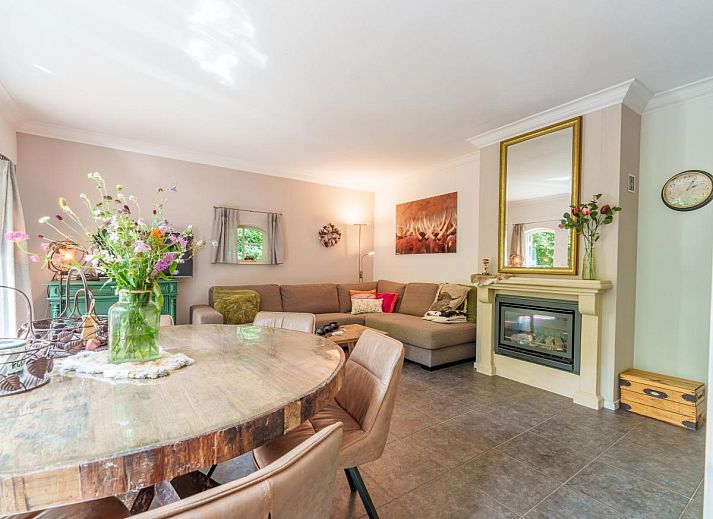 Luftaufnahme des Spil, Ferienhaus in Winterswijk Meddo, umgeben von ueppigen Waeldern in der Achterhoek.