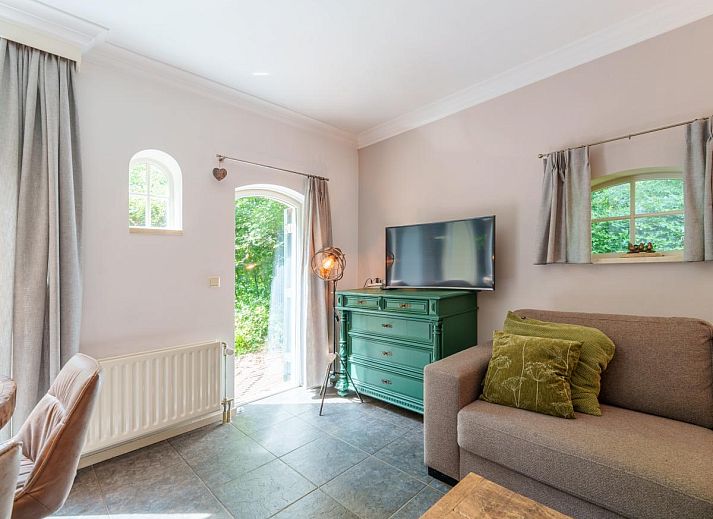 Luftaufnahme des Spil, Ferienhaus in Winterswijk Meddo, umgeben von ueppigen Waeldern in der Achterhoek.