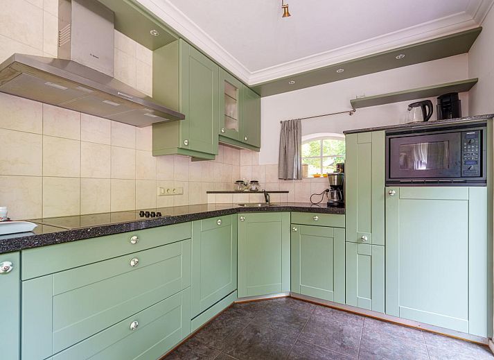 Luftaufnahme des Spil, Ferienhaus in Winterswijk Meddo, umgeben von ueppigen Waeldern in der Achterhoek.