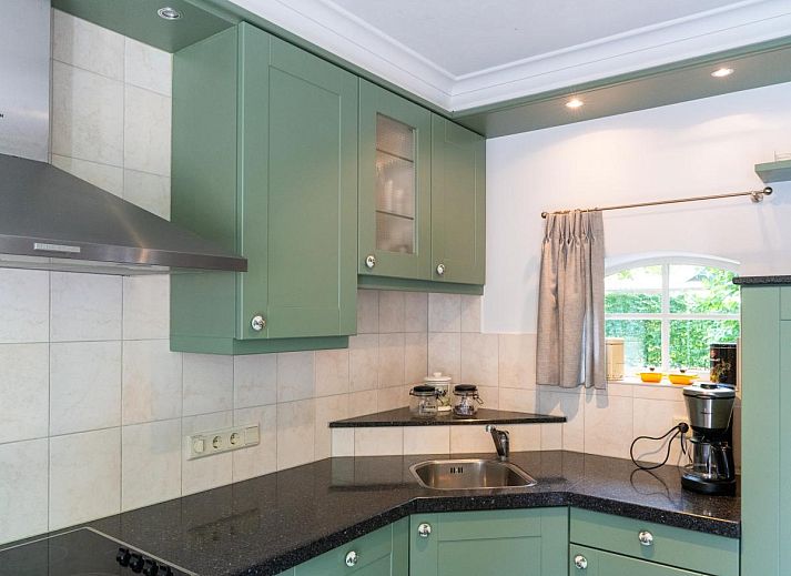 Luftaufnahme des Spil, Ferienhaus in Winterswijk Meddo, umgeben von ueppigen Waeldern in der Achterhoek.