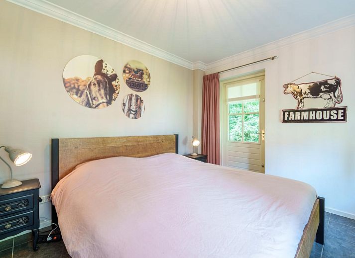 Gemuetliches Wohnzimmer im Ferienhaus de Spil, Winterswijk Meddo, mit bequemem Ecksofa und Kamin.