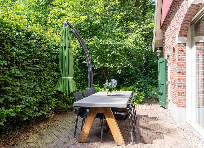 Stilvoller Innenraum des Spil in Winterswijk Meddo, komplett mit moderner Sitzecke und Fernseher.