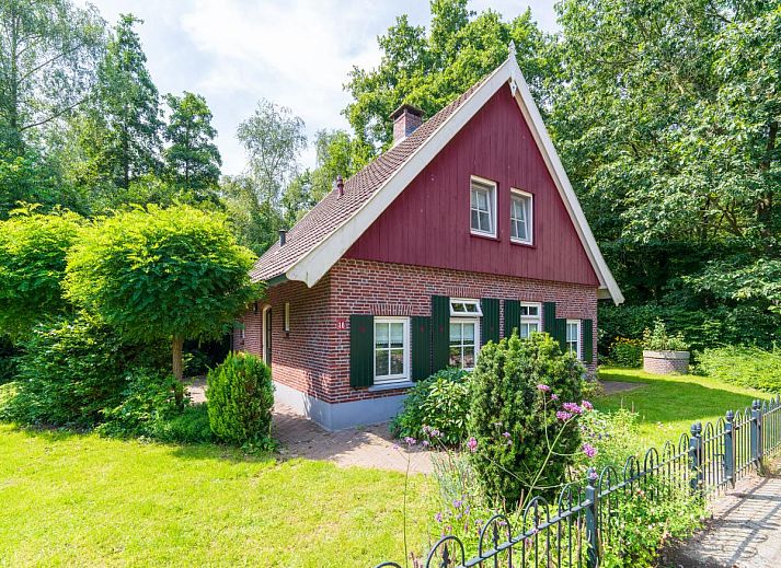 Stilvoller Innenraum des Spil in Winterswijk Meddo, komplett mit moderner Sitzecke und Fernseher.