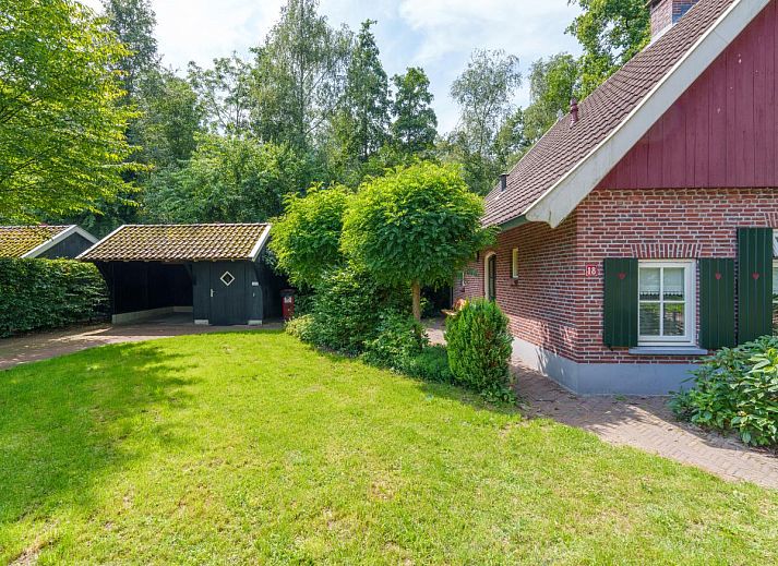 Stilvoller Innenraum des Spil in Winterswijk Meddo, komplett mit moderner Sitzecke und Fernseher.