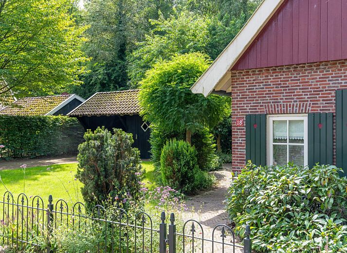 Stilvoller Innenraum des Spil in Winterswijk Meddo, komplett mit moderner Sitzecke und Fernseher.