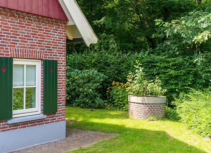 Helles Esszimmer in de Spil, Ferienhaus in Winterswijk Meddo, mit Blick auf den gruenen Garten in der Achterhoek.