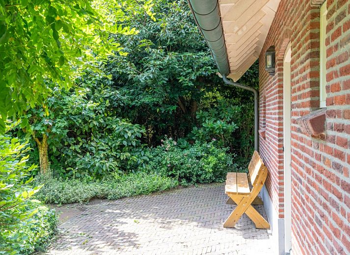 Helles Esszimmer in de Spil, Ferienhaus in Winterswijk Meddo, mit Blick auf den gruenen Garten in der Achterhoek.