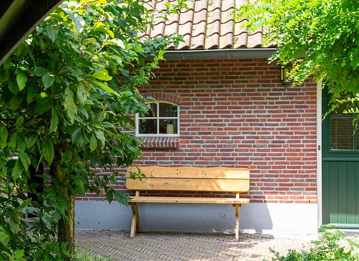 Helles Esszimmer in de Spil, Ferienhaus in Winterswijk Meddo, mit Blick auf den gruenen Garten in der Achterhoek.