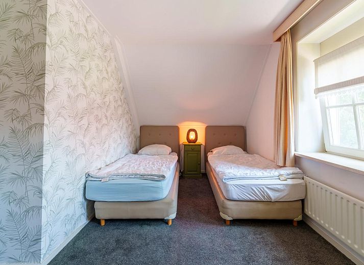 Helles Esszimmer in de Spil, Ferienhaus in Winterswijk Meddo, mit Blick auf den gruenen Garten in der Achterhoek.