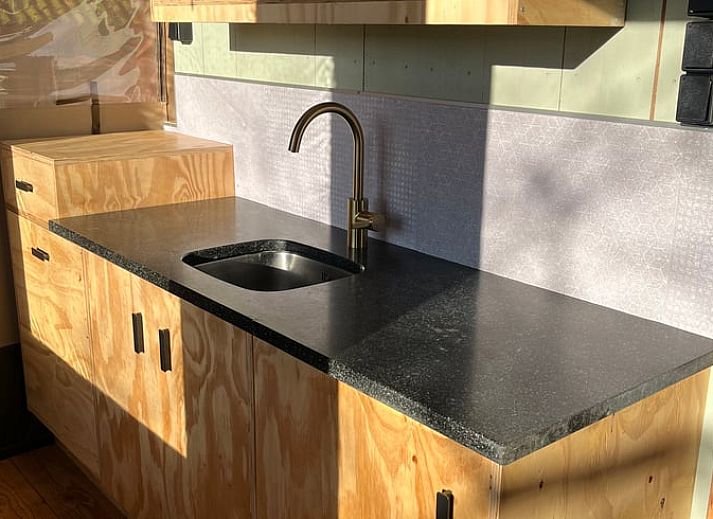 Cottage in Winterswijk - Meddo, a charming safari tent with a veranda, located in the green countryside of Winterswijk Meddo, Achterhoek, Gelderland.