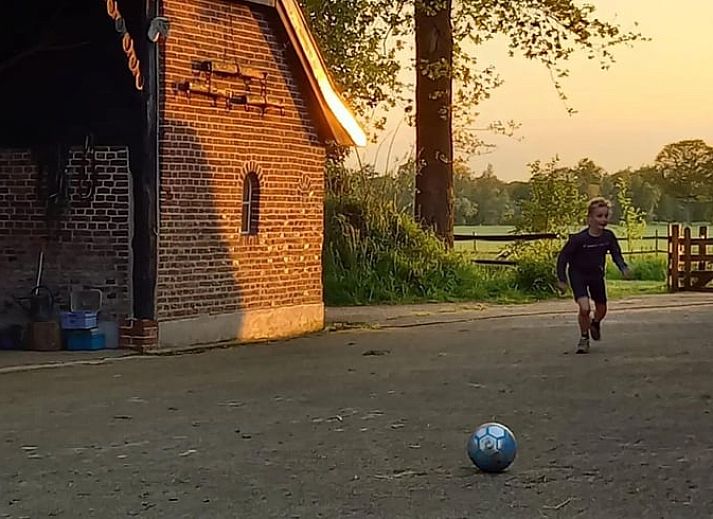 Modern kitchen in Cottage in Winterswijk - Meddo, vacation home in the Achterhoek region, Gelderland. Stylish design with wooden cabinets and natural stone countertops.