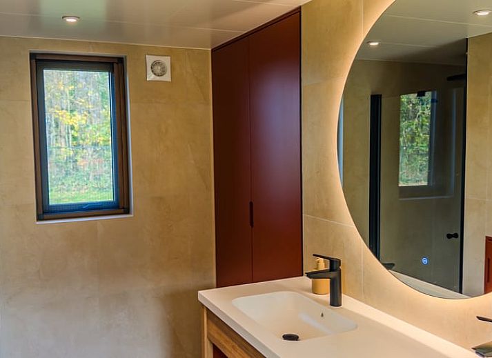 Ein sich schlaengelnder Pfad durch die gruene Umgebung des Ferienhauses in Kilder, gelegen im schoenen Achterhoek, Gelderland.