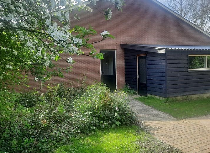 Vacation cottage in Voorst, Gelderland, surrounded by flowering trees in the Achterhoek.