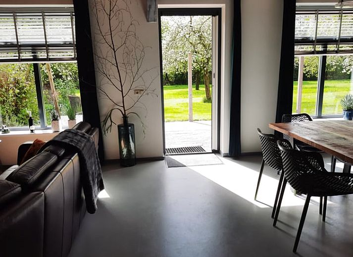 Vacation cottage in Voorst, Gelderland, surrounded by flowering trees in the Achterhoek.
