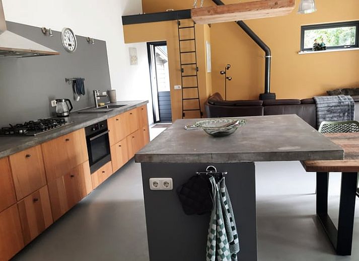 Vacation cottage in Voorst, Gelderland, surrounded by flowering trees in the Achterhoek.