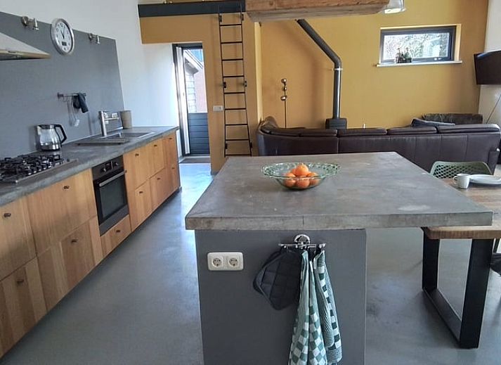 Entrance of Holiday cottage in Voorst, Achterhoek, with green garden.