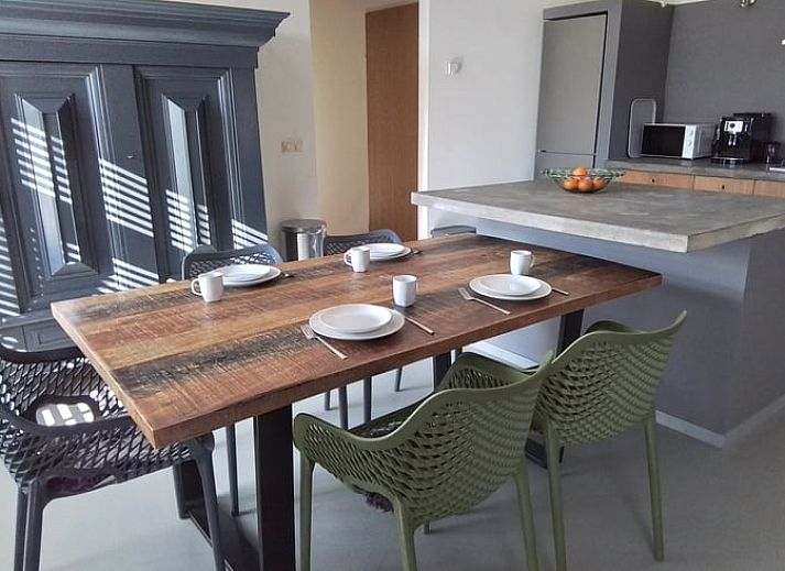 Entrance of Holiday cottage in Voorst, Achterhoek, with green garden.
