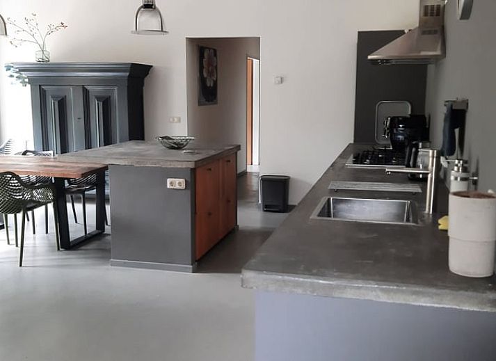 Entrance of Holiday cottage in Voorst, Achterhoek, with green garden.