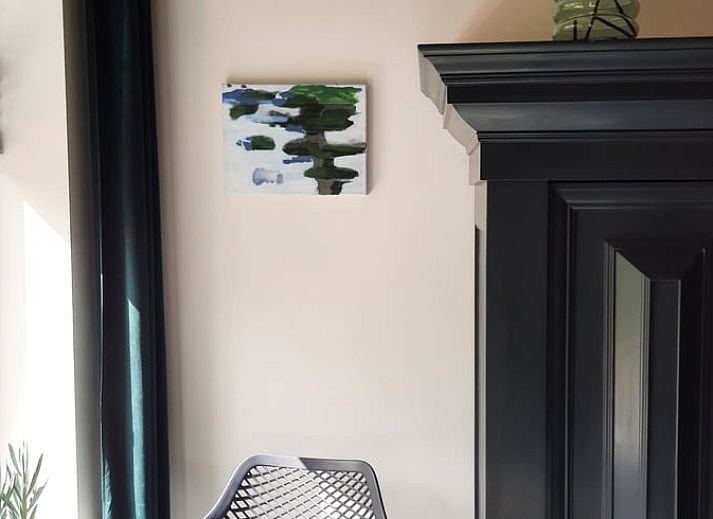 Entrance of Holiday cottage in Voorst, Achterhoek, with green garden.