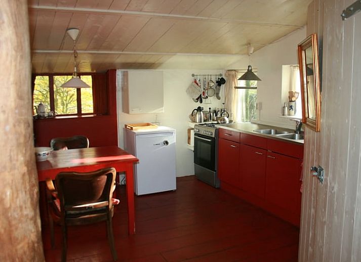 Rustieke tuin bij Vakantiehuis in Voorst Oude IJsselstreek, Achterhoek, Gelderland met picknicktafel en groene omgeving.