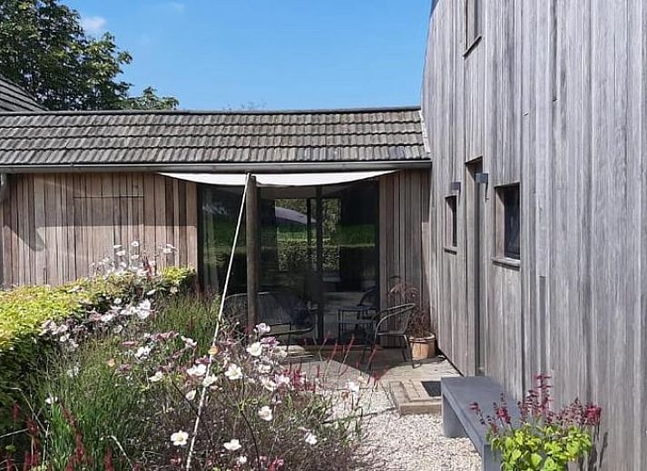 Vakantiehuis in Baak, Achterhoek, Gelderland, met moderne houten gevel en groene omgeving.