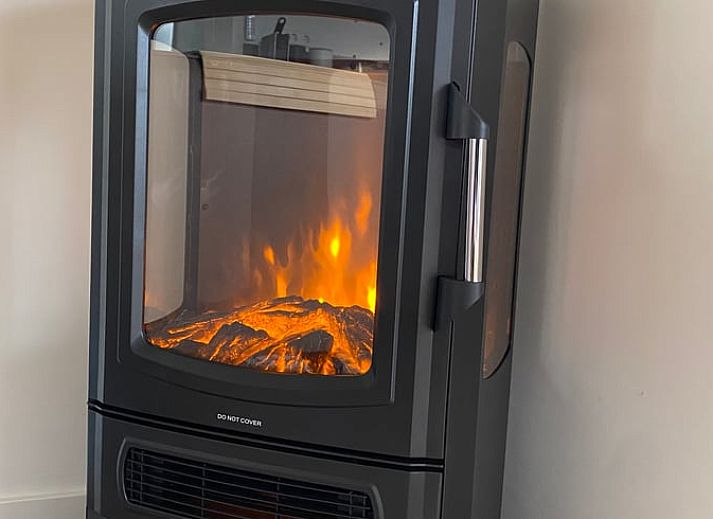 Haengesessel auf der Terrasse des Ferienhauses in Dinxperlo mit Blick auf die Wiesen.