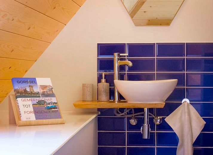 Ontspanning met thee en tijdschrift in Vakantiehuisje in Joppe, midden in de Achterhoek, Gelderland.