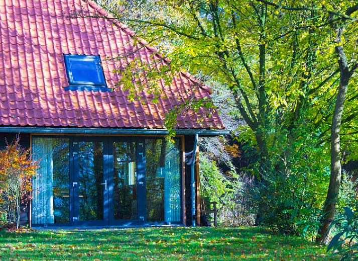 Ontspanning met thee en tijdschrift in Vakantiehuisje in Joppe, midden in de Achterhoek, Gelderland.