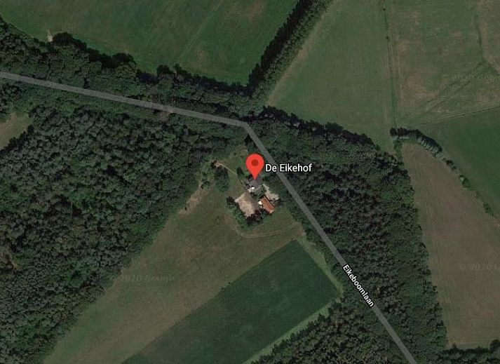 Comfortabele leesstoel in Vakantiehuisje in Joppe, omgeven door de rust van de Achterhoek, Gelderland.