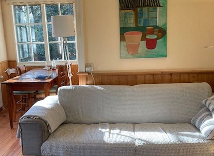 Attraktives Schlafzimmer im Ferienhaus in Joppe, Achterhoek, mit grossem Schreibtisch und Blick auf die gruene Natur in Gelderland.