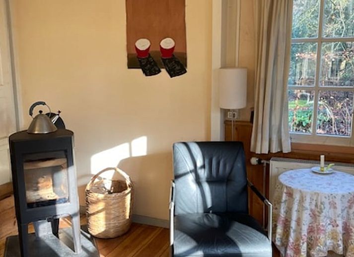 Attraktives Schlafzimmer im Ferienhaus in Joppe, Achterhoek, mit grossem Schreibtisch und Blick auf die gruene Natur in Gelderland.