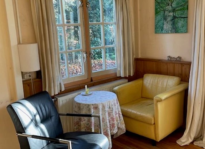 Attraktives Schlafzimmer im Ferienhaus in Joppe, Achterhoek, mit grossem Schreibtisch und Blick auf die gruene Natur in Gelderland.