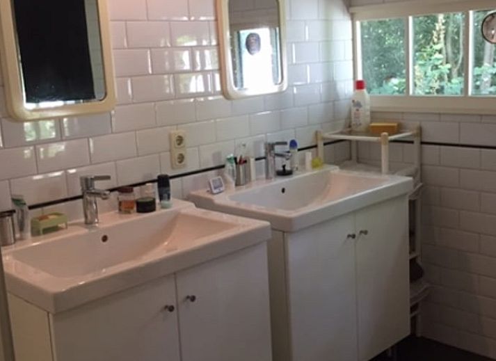 Attraktives Schlafzimmer im Ferienhaus in Joppe, Achterhoek, mit grossem Schreibtisch und Blick auf die gruene Natur in Gelderland.