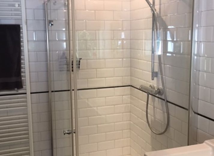 Attraktives Schlafzimmer im Ferienhaus in Joppe, Achterhoek, mit grossem Schreibtisch und Blick auf die gruene Natur in Gelderland.