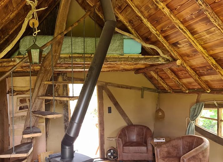 Gemuetliches Interieur des Ferienhauses in Winterswijk Corle, Achterhoek, mit Kaminofen.