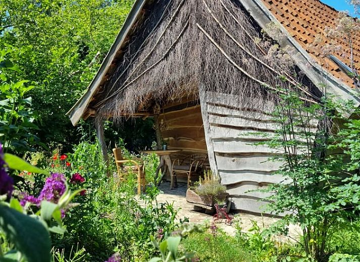 Holzofen und bequeme Stuehle im Ferienhaus in Winterswijk Corle, Achterhoek.