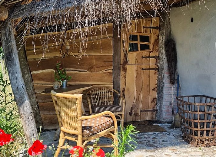 Holzofen und bequeme Stuehle im Ferienhaus in Winterswijk Corle, Achterhoek.