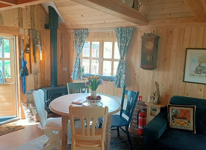 Charmantes Ferienhaus in Winterswijk Corle, Achterhoek, Gelderland, mit laendlicher Atmosphaere und rustikaler Veranda.