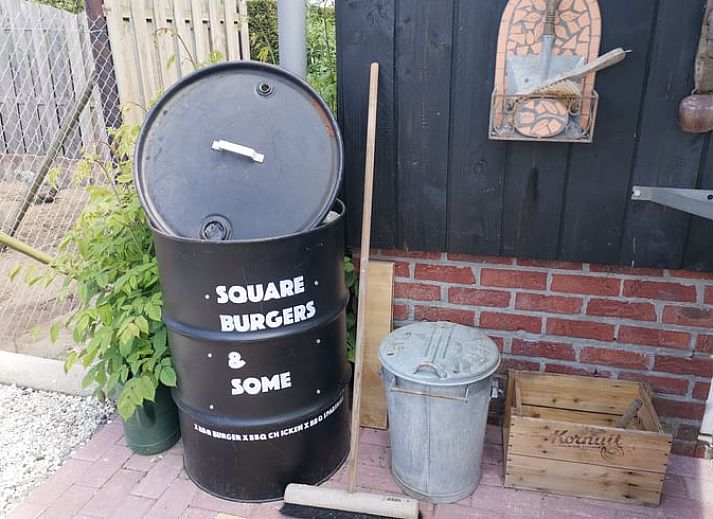 Gemuetliches Interieur des Ferienhauses in Winterswijk Corle, Achterhoek, mit Holzinterieur und gemuetlichem Holzofen.