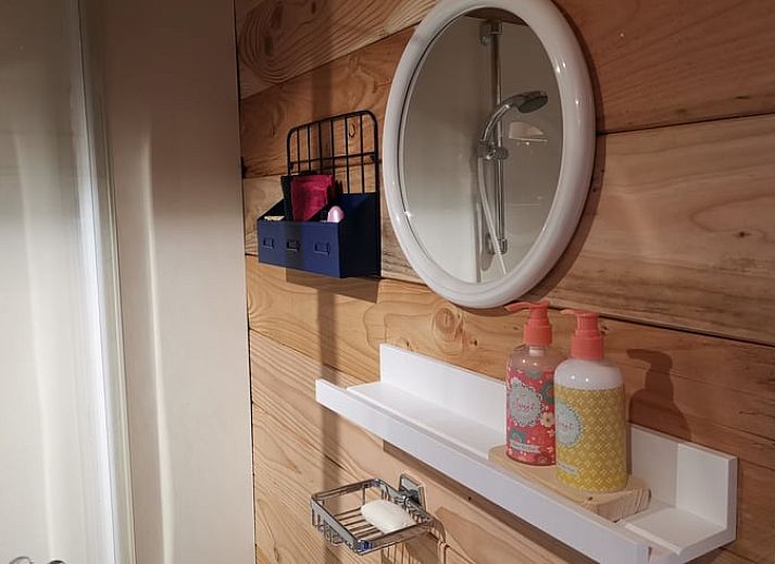 Gemuetliches Interieur des Ferienhauses in Winterswijk Corle, Achterhoek, mit Holzinterieur und stimmungsvoller Einrichtung.