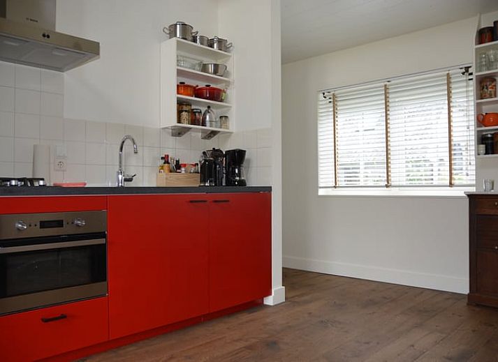 Vakantiehuis in Varssel - Hengelo Gld, omgeven door kleurrijke bloemen in de Achterhoek, Gelderland.