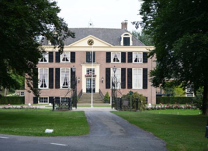 Gezellige leeshoek met open haard in Vakantiehuis in Varssel - Hengelo Gld, Achterhoek, Gelderland.