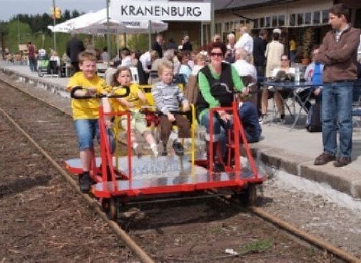 Die Frhstckspension Der Schafsstall in Groesbeek, Rijk van Nijmegen, mit charmanter Backsteinfassade und grnem Garten.