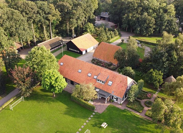 Groepsaccommodatie Dickenes in Bennekom, Veluwe, vakantiehuis met ruime veranda en groene tuin.