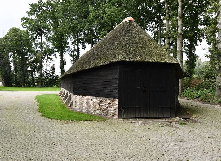 Groepsaccommodatie Dickenes in Bennekom, Veluwe, vakantiehuis met ruime veranda en groene tuin.