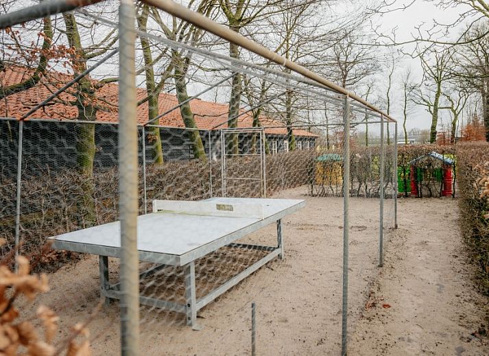 Luchtfoto van Groepsaccommodatie Dickenes, vakantiehuis in Bennekom, Gelderland, omgeven door natuur.