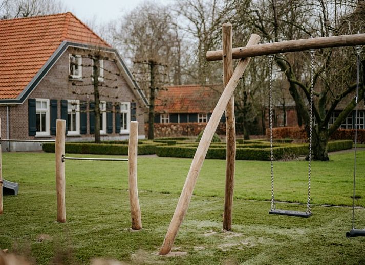Luchtfoto van Groepsaccommodatie Dickenes, vakantiehuis in Bennekom, Gelderland, omgeven door natuur.