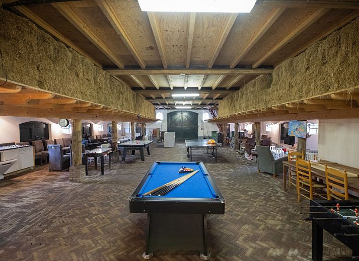 Gezellige zithoek in de tuin van Groepsaccommodatie Dickenes, Bennekom, Veluwe, omgeven door groen.